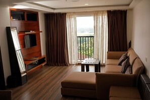 Elite Royal Suite | Premium bedding, in-room safe, desk, soundproofing