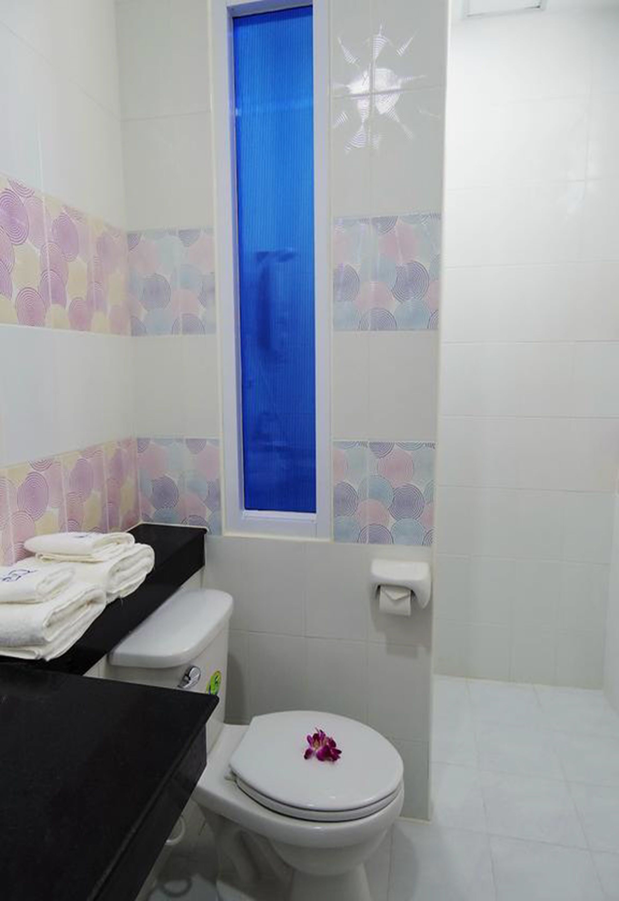 suite | bathroom | shower, bidet, towels