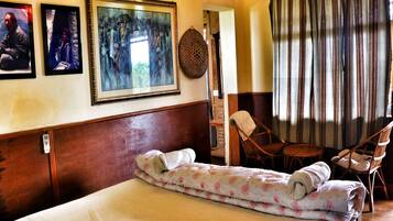 Economy Room | Bathroom | Shower, free toiletries, towels