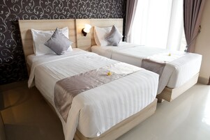 Quarto duplo luxo, 2 camas de solteiro, para fumantes, vista para a piscina | Escrivaninha, cortinas blackout, quartos à prova de som