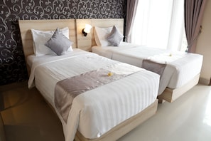 Deluxe Twin kamer, 2 eenpersoonsbedden, roken, uitzicht op zwembad | Een bureau, verduisterende gordijnen, geluiddichte muren, gratis wifi