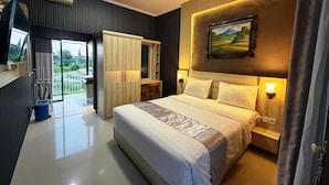 Quarto moderno com cama, mesas de cabeceira, guarda-roupa e uma varanda com cortinas.