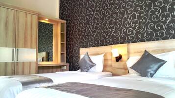 Deluxe-værelse med 2 enkeltsenge - 2 enkeltsenge - ryger - udsigt til pool | Skrivebord, mørklægningsgardiner, lydisolering, gratis Wi-Fi