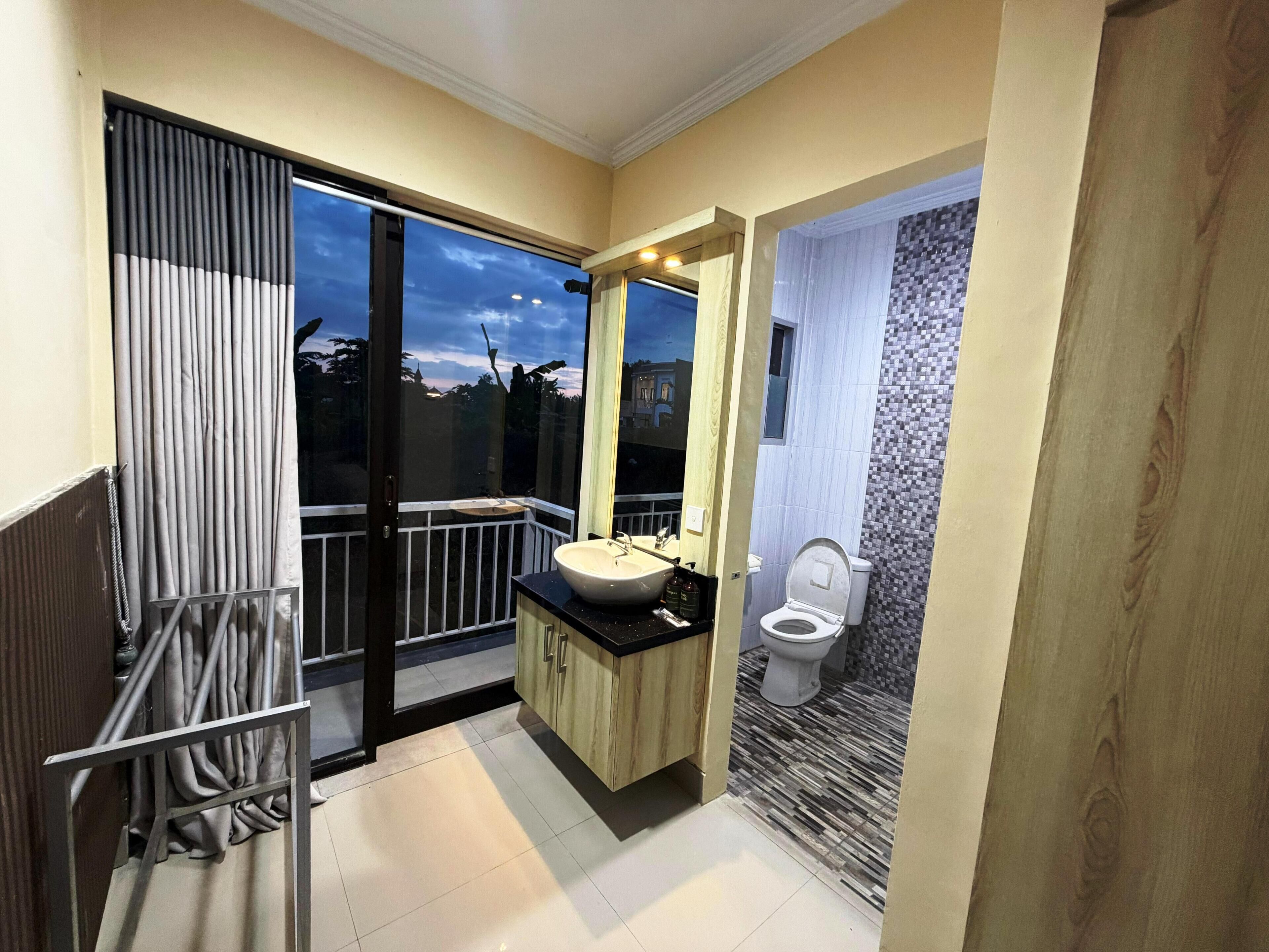 Shower, free toiletries, towels