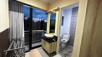 Shower, free toiletries, towels