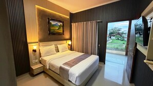 Quarto moderno com cama, luminárias de cabeceira, um quadro e vista para uma paisagem verde através de uma porta deslizante.