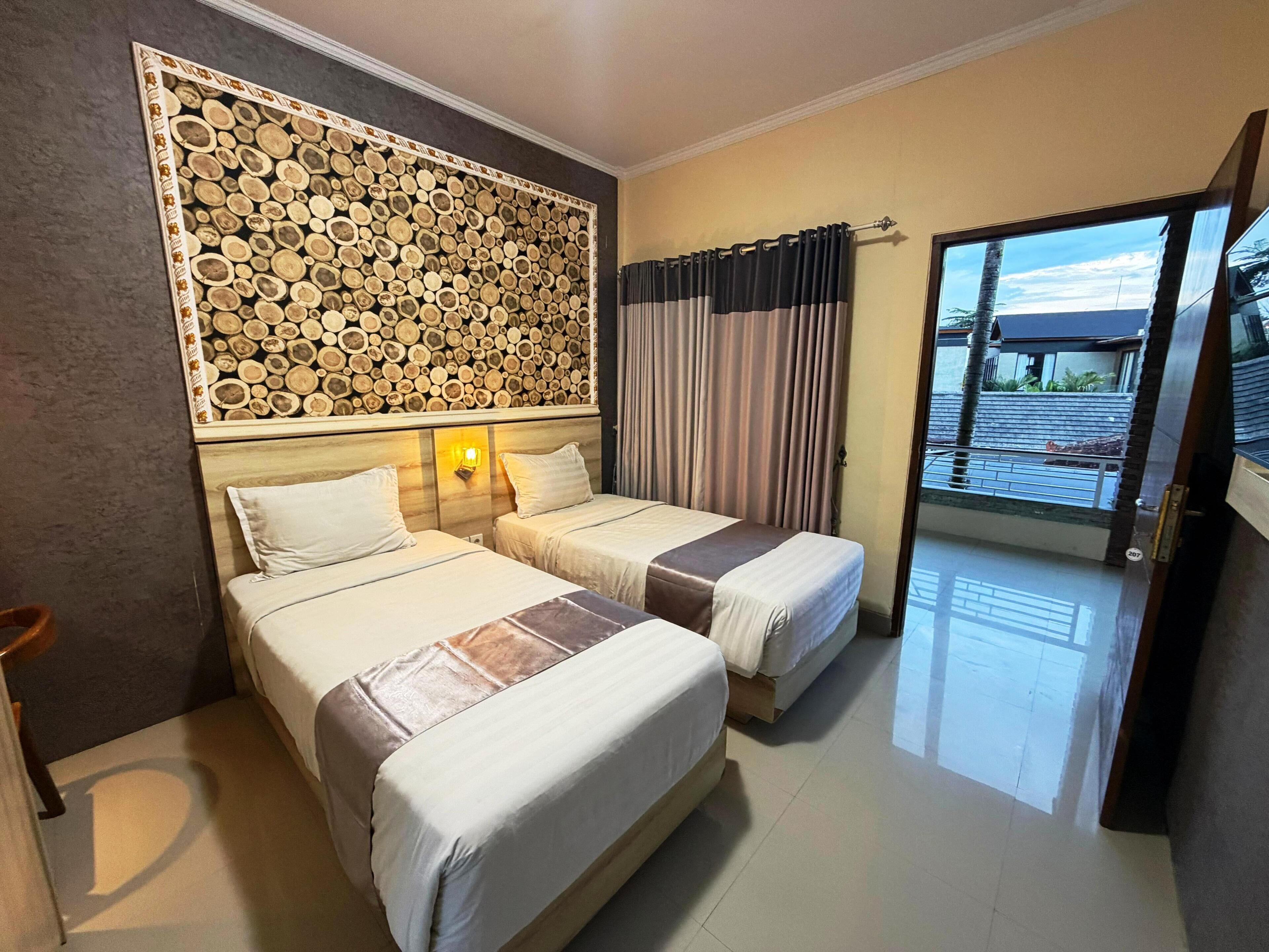 Deluxe Twin Room, 2 Single Beds, Smoking, Pool View | Desk, blackout curtains, soundproofing, free WiFi