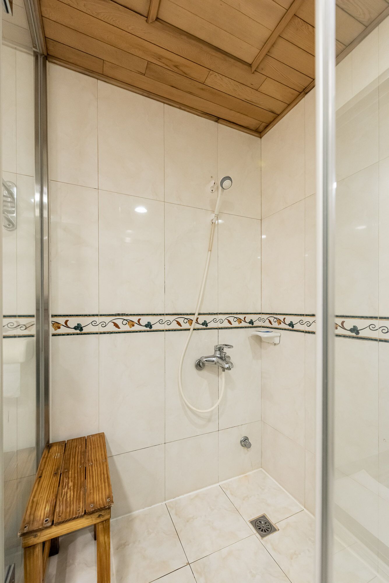 executive double room, jetted tub | bathroom | free toiletries, hair dryer, slippers, towels