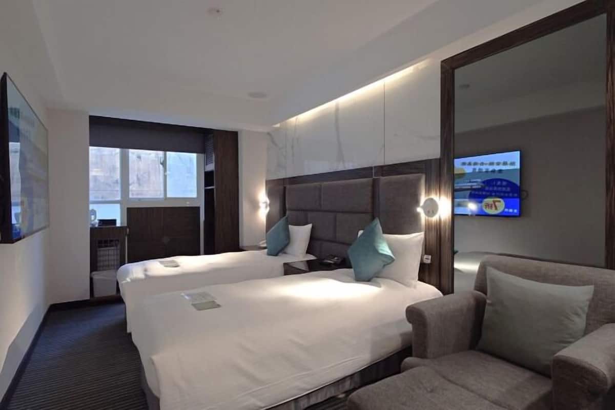 Escritorio, cortinas blackout y tabla de planchar con plancha