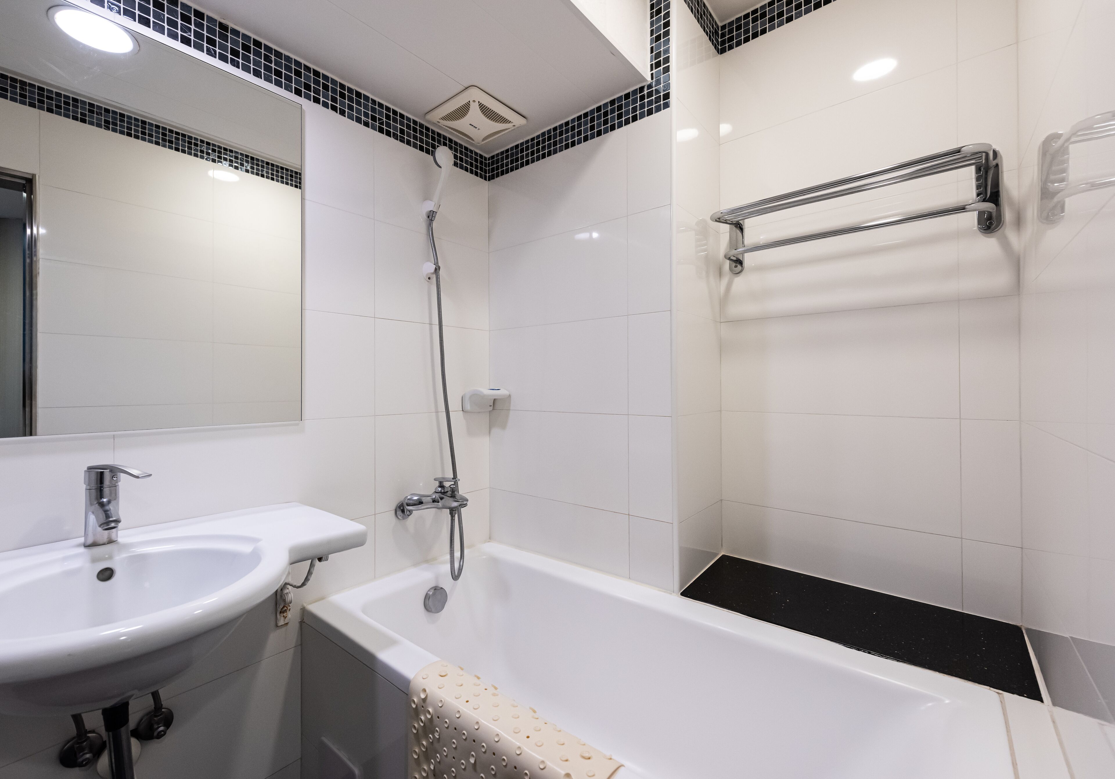 city triple room | bathroom | free toiletries, hair dryer, slippers, towels