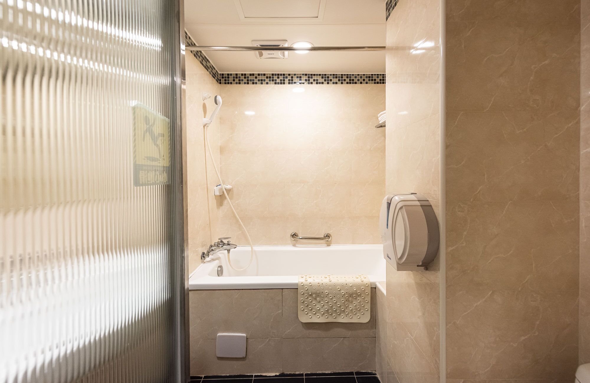 standard double room | bathroom | free toiletries, hair dryer, slippers, towels