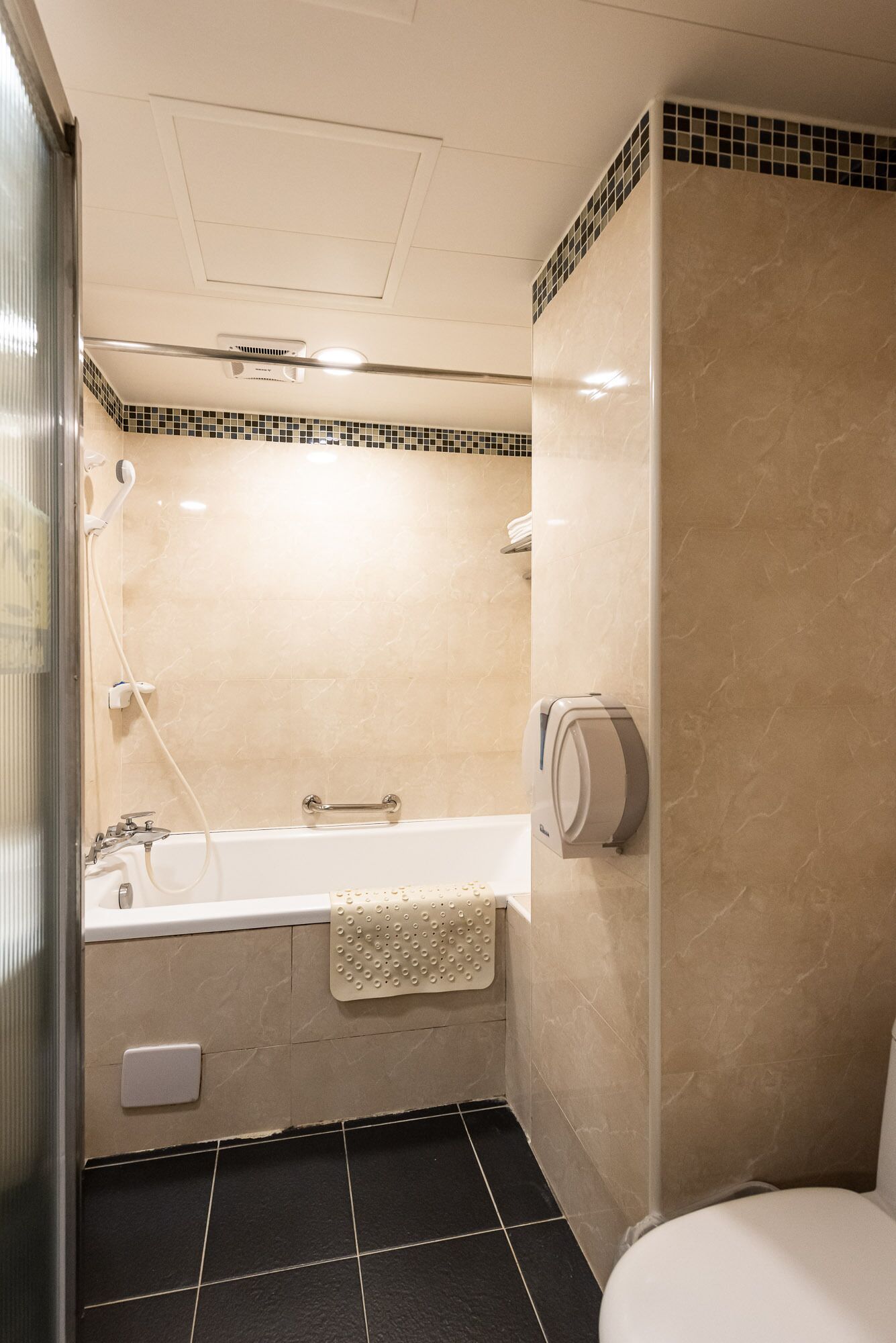 standard double room | bathroom | free toiletries, hair dryer, slippers, towels