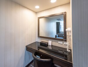 Escritorio, cortinas blackout y tabla de planchar con plancha