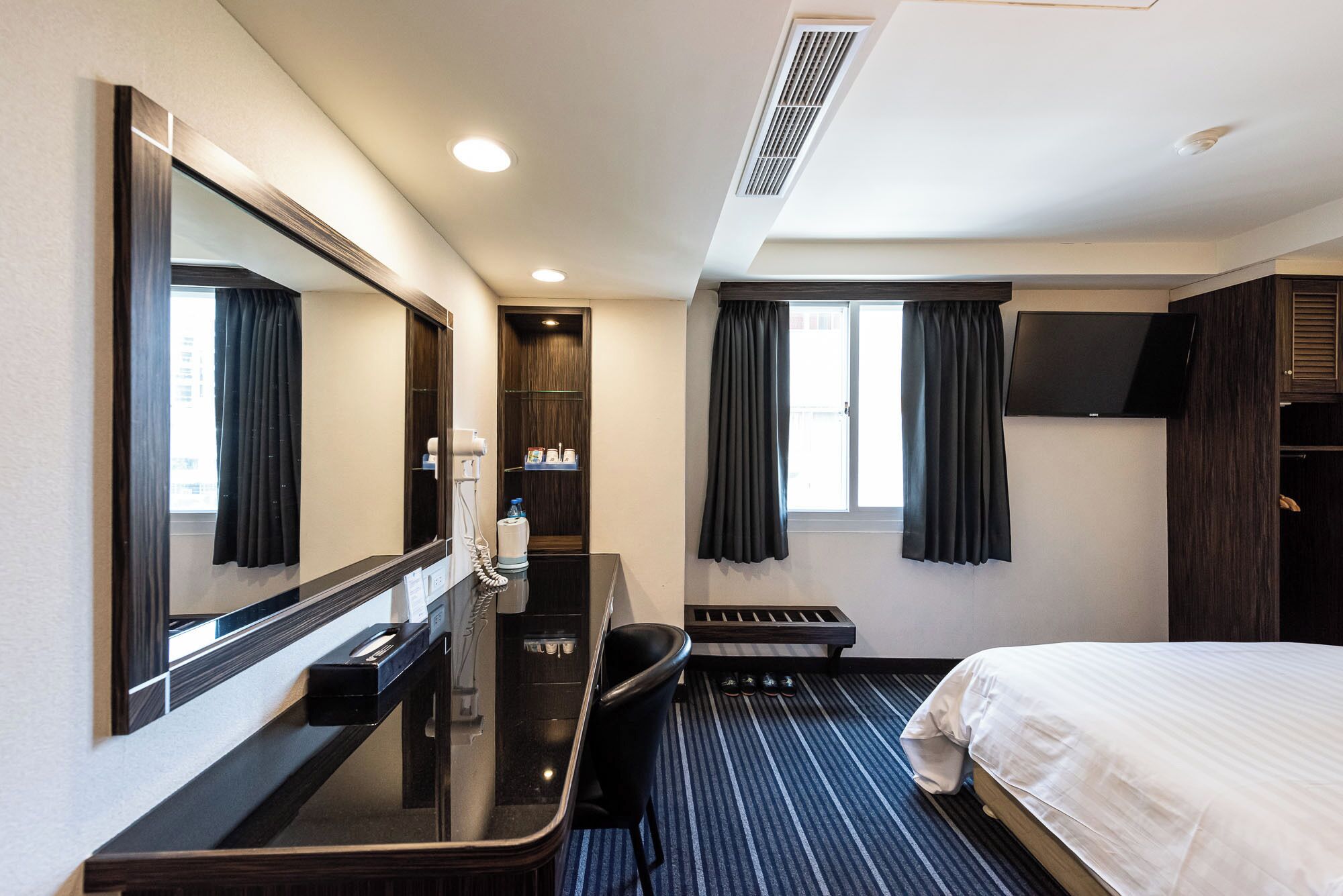 deluxe double room | desk, blackout curtains, iron/ironing board, free wifi