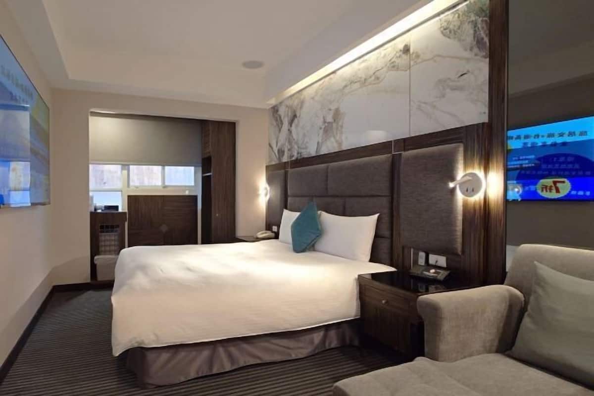 Escritorio, cortinas blackout y tabla de planchar con plancha