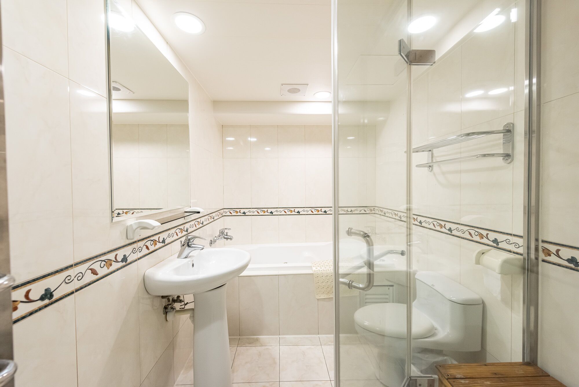 executive double room, jetted tub | bathroom | free toiletries, hair dryer, slippers, towels