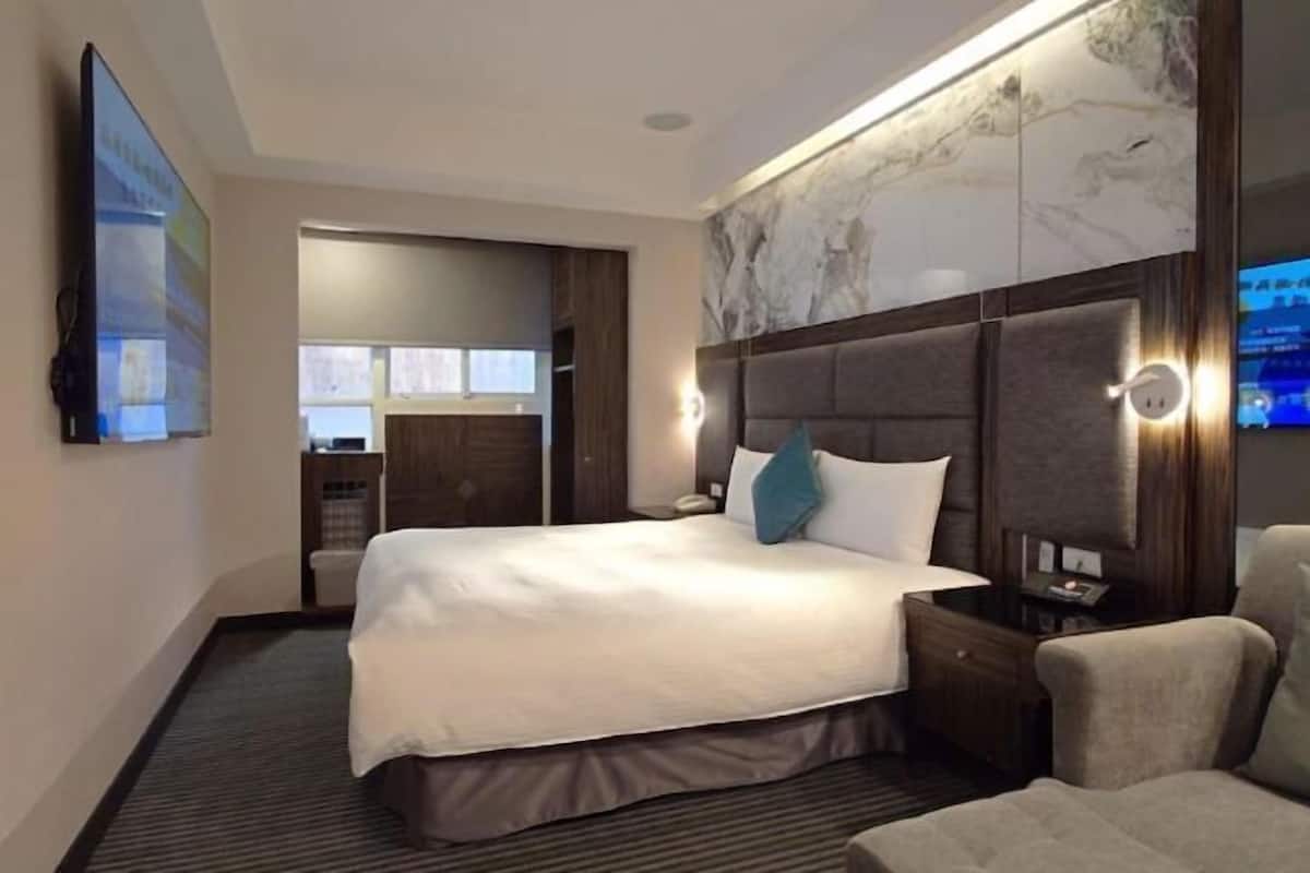 Escrivaninha, cortinas blackout, ferros/tábuas de passar roupa