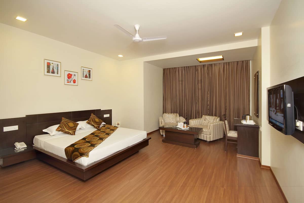 Deluxe Room, 1 King Bed, Non Smoking, Refrigerator | Egyptian cotton sheets, premium bedding, down duvets, memory-foam beds