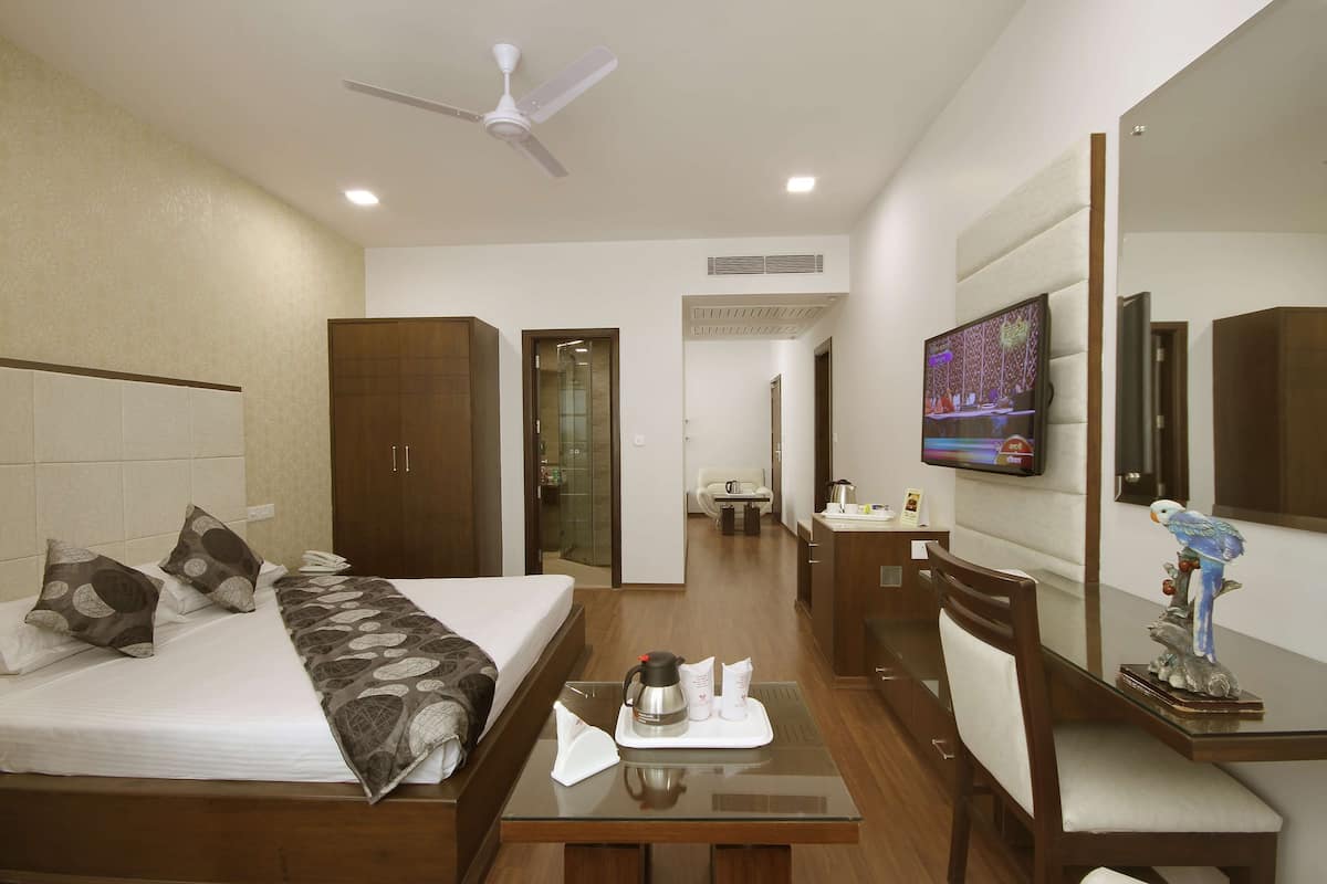 Junior Suite, 1 King Bed, Non Smoking | Egyptian cotton sheets, premium bedding, down duvets, memory-foam beds