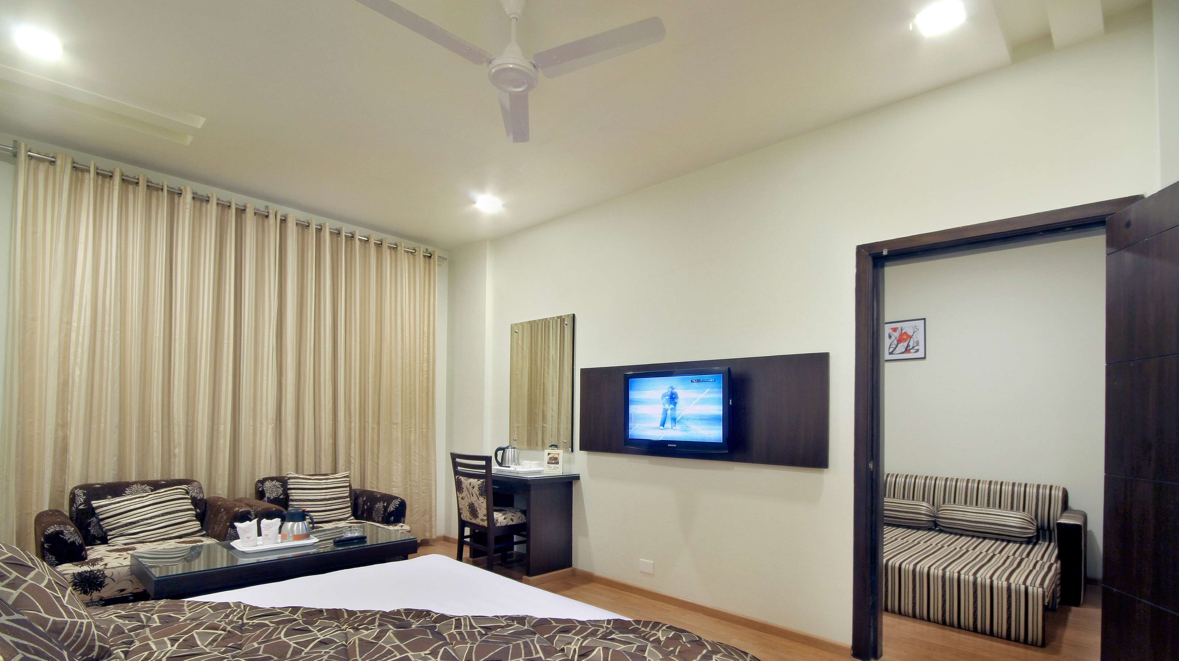 suite, 1 king bed, non smoking, refrigerator | egyptian cotton sheets, premium bedding, down duvets, memory-foam beds