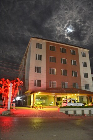 Front of property – evening/night - Best Western Swing High Katra (Reasi)
