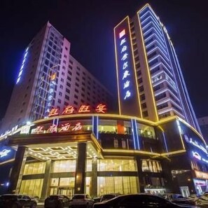 Front of property - evening/night - Wangfu Cha'erkang Hotel (Changsha)