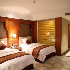 A hotel room with two beds, wooden paneling, and a large window with blinds. - Houde Nanquanshan Hotel (Qiandongnan)