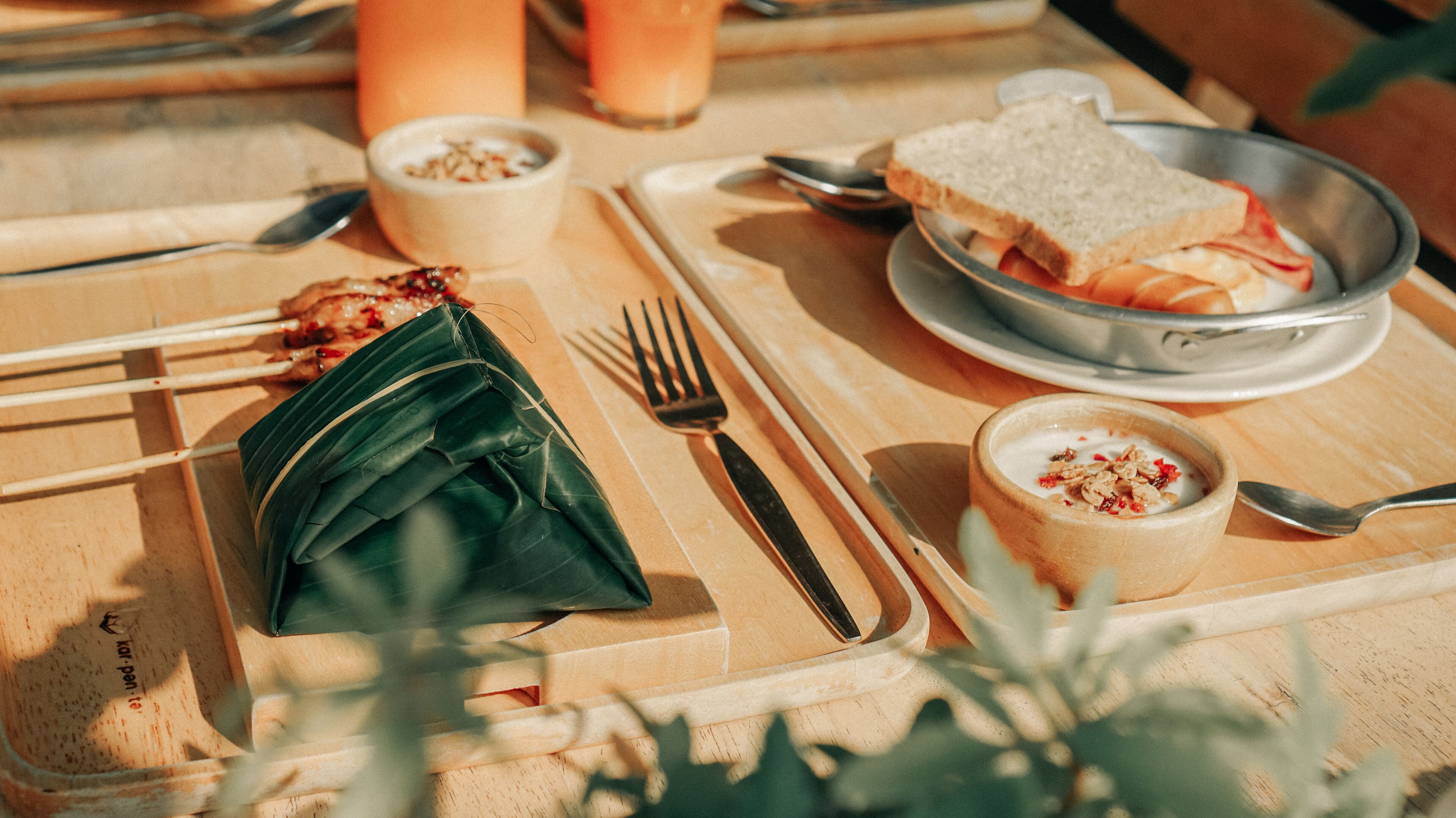 daily continental breakfast (thb 100 per person)