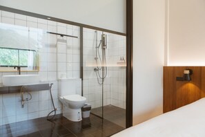 プレミア ルーム (with King Bed) | バスルーム | シャワー、レインフォールシャワー、バスアメニティ (無料)、ヘアドライヤー