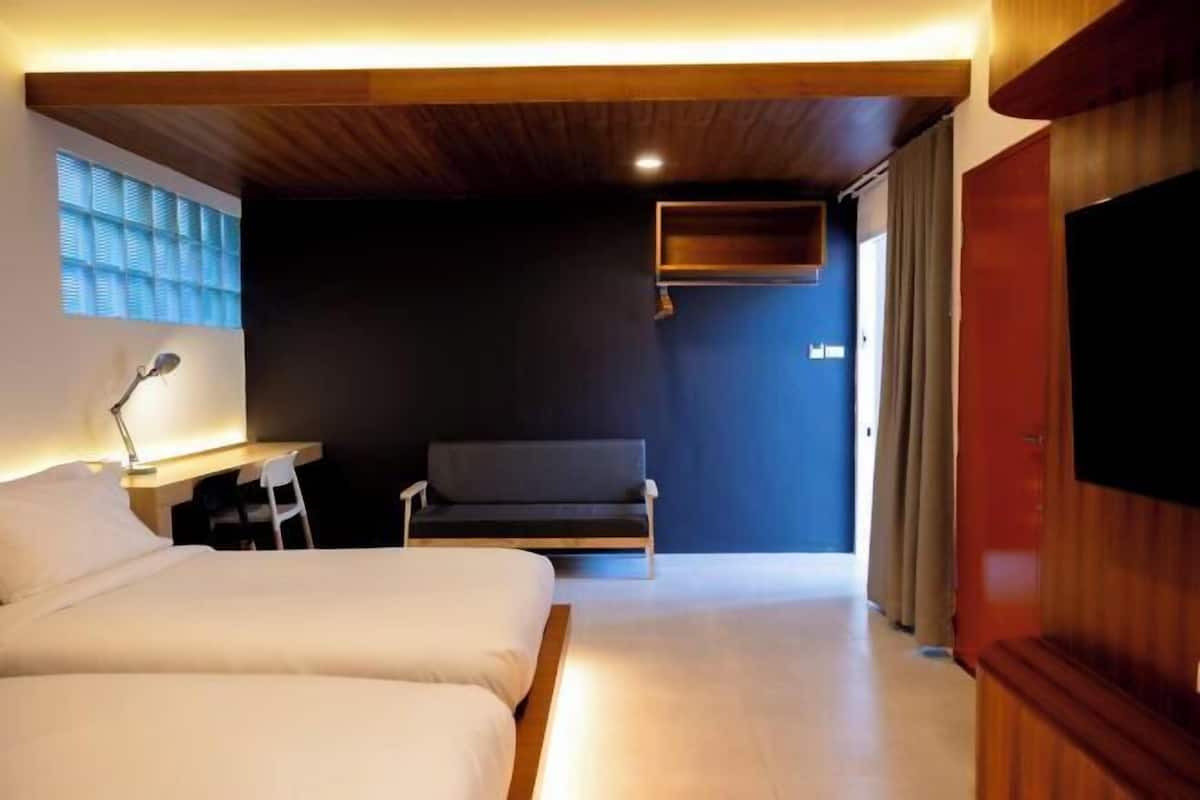 Blackout curtains, free WiFi