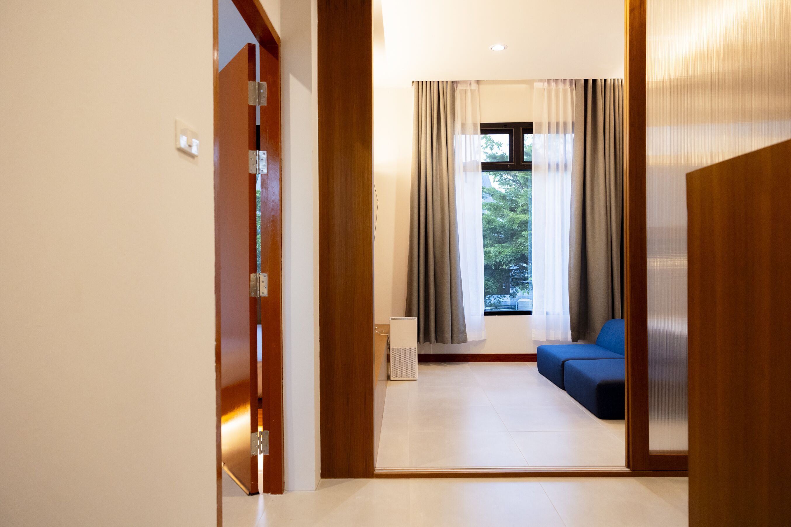 family room 5 people | blackout curtains, free wifi