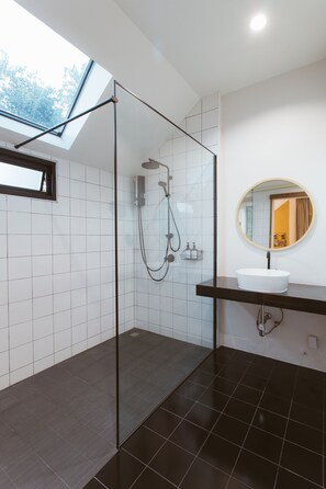 Luxury Room | Bathroom | Shower, rainfall showerhead, free toiletries, hair dryer - Karpenter Lampang (Lampang)