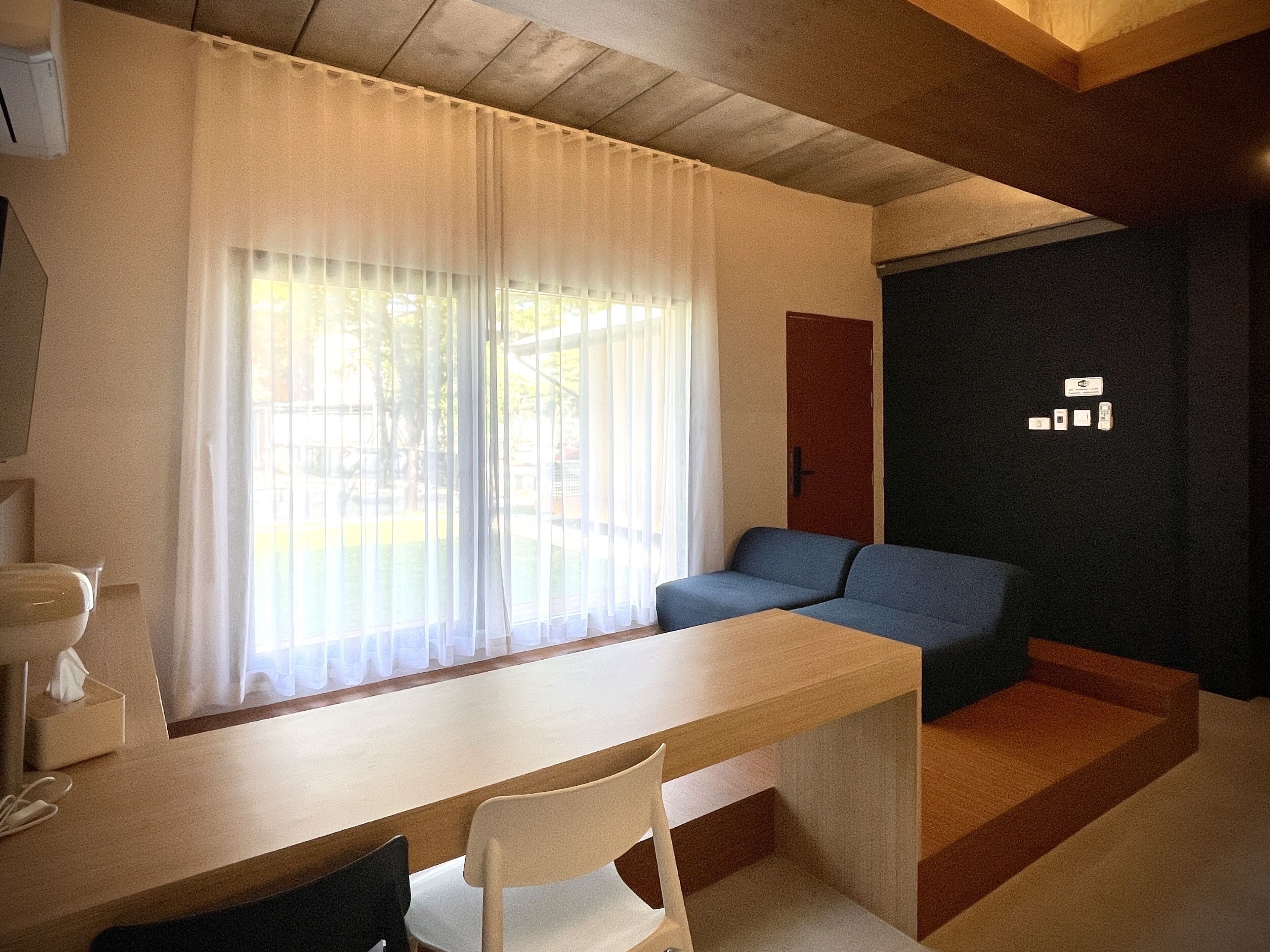 family room 5 people | blackout curtains, free wifi