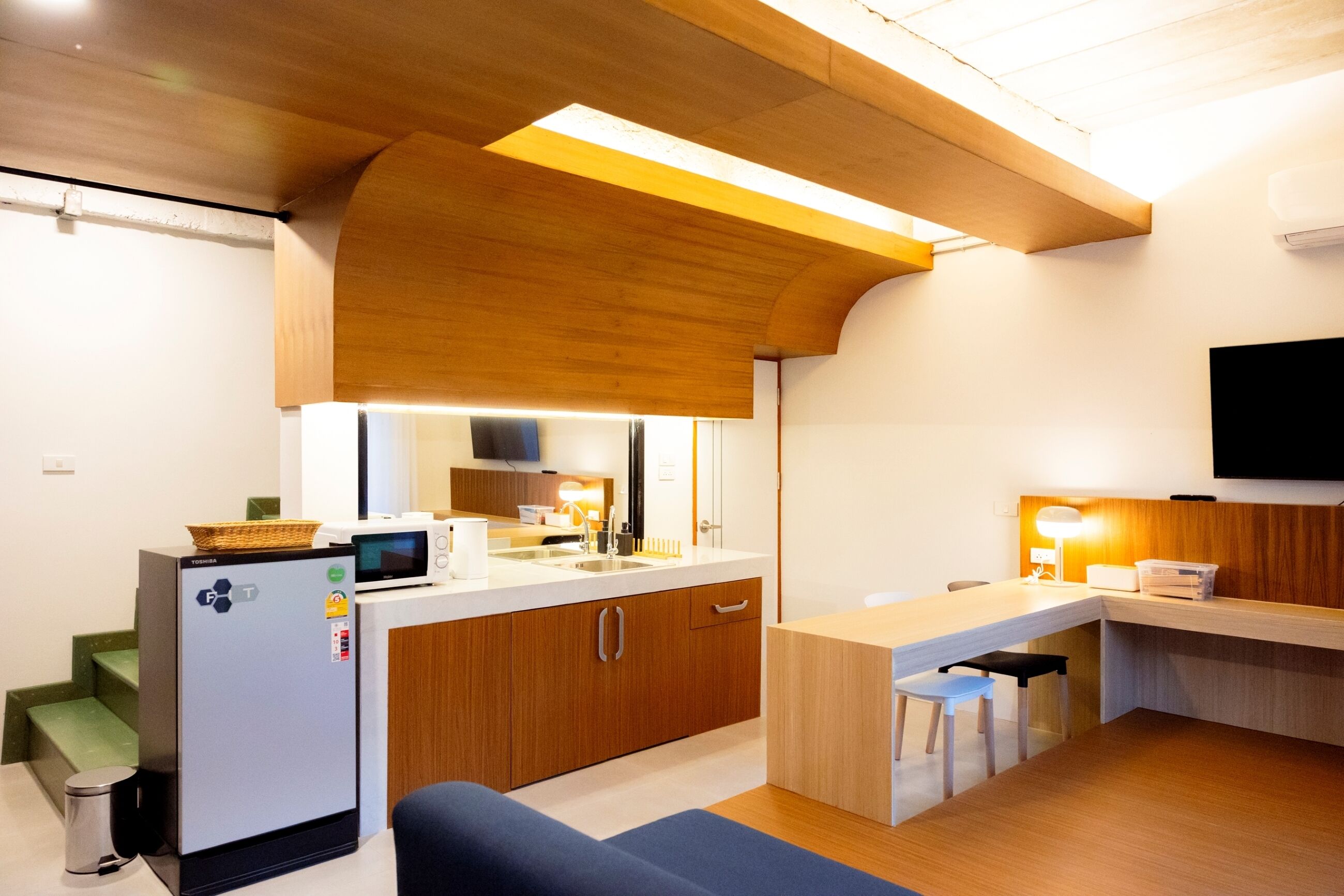 family room 5 people | living area | flat-screen tv