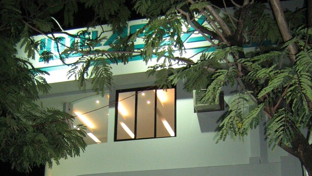 Una entrada de hotel moderna con un cartel que dice "HOTEL APEX".