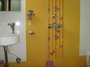 Shower, free toiletries, towels - Hotel Apex (Navi Mumbai)