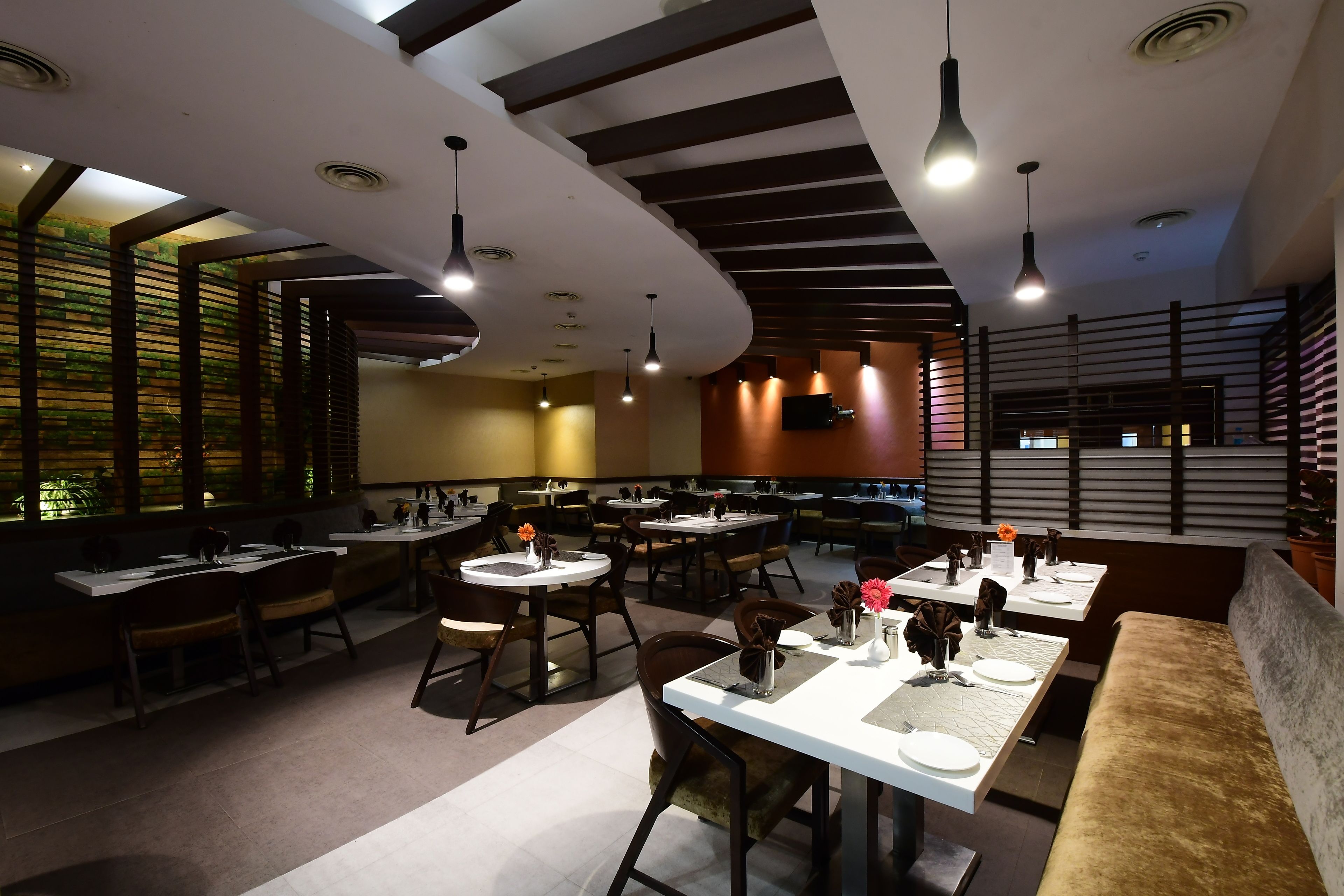 每日供應自助早餐 (每人 INR350)