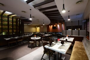 Desayuno buffet diario (INR 350 por persona)