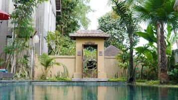 室外泳池;泳池傘、躺椅