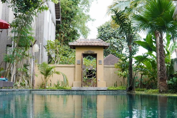 Outdoor pool, pool umbrellas, sun loungers