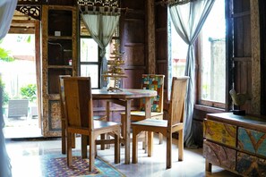 In-room dining - Antique Sentana Villa Ubud (Ubud)