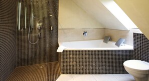 A modern bathroom with a walk-in shower, a freestanding bathtub, and a toilet. - Regiohotel Berghotel Ilsenburg (Ilsenburg)