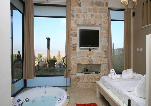 Deluxe Suite, 1 King Bed (with pool) | Living area