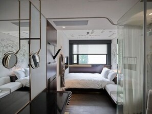 Habitación doble Deluxe | Minibar, caja de seguridad en la habitación y escritorio 