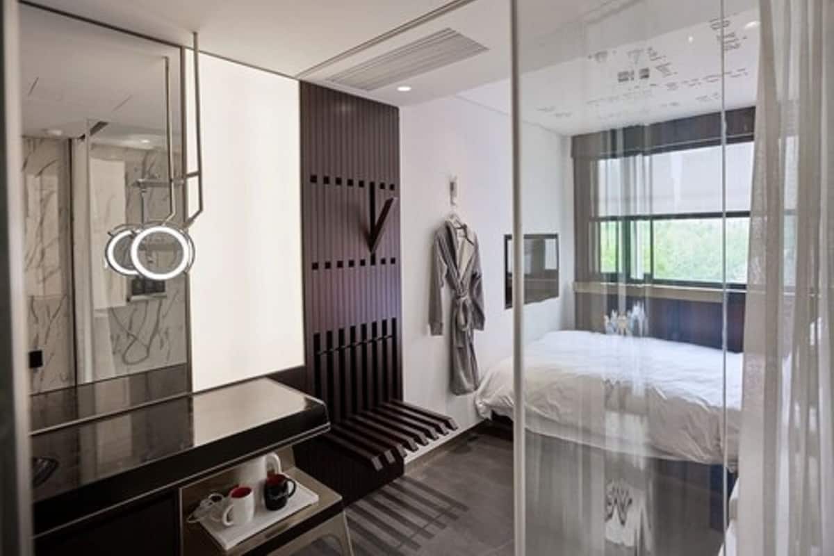 Minibar, caja de seguridad en la habitación y escritorio