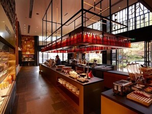 Daily buffet breakfast (CNY 69 per person)