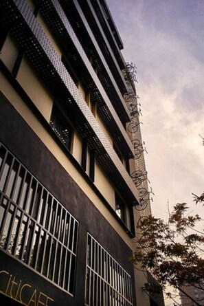 Vista frontal de la propiedad