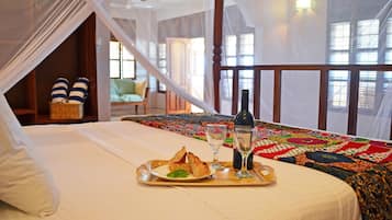 Family Studio Suite, Beachfront | Room service – dining