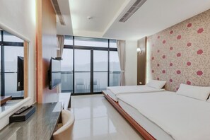 Habitación triple Confort | Ropa de cama de alta calidad y escritorio