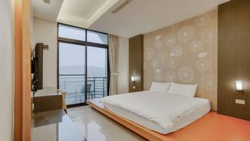 Kamar Double atau Twin (Cannot specify bed type) | Seprai premium, meja kerja, dan ruang kerja ramah laptop